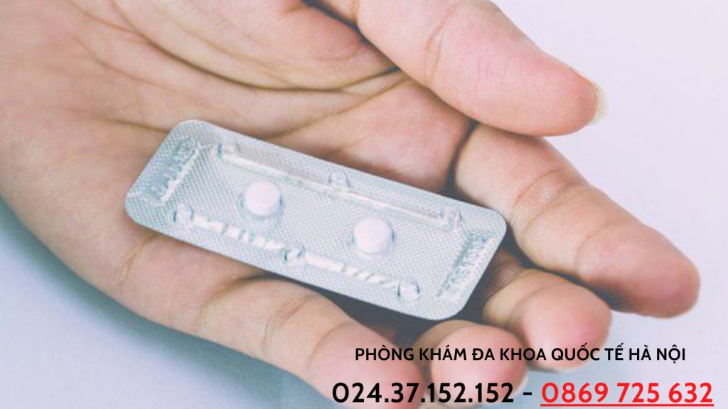 Như đã nói phía trên, việc dùng thuốc phá thai cần phải có sự giám sát của bác sĩ để tránh gây ra biến chứng nguy hiểm cho sức khỏe thai phụ. Tuy nhiên nếu bạn đã mua thuốc phá thai online và tự phá thai cả nhà, hãy tự mình quan sát các dấu hiệu của cơ thể. Khi thấy xuất hiện các triệu chứng sau đây bạn cần trực tiếp đến cơ sở y tế ngay để kịp thời xử lý: Nhiễm trùng Khi bạn mua thuốc phá thai online sai loại, sai liều, sử dụng không đúng cách, có thể dẫn tới tình trạng thai nhi chết lưu, sót thai hoặc sót nhau. Tình trạng này dễ dẫn tới viêm nhiễm cơ quan sinh dục, gây ra các căn bệnh phụ khoa. Thai nhi dễ bị dị tật Thuốc tránh thai chỉ sử dụng với những thai nhi chưa quá 7 tuần tuổi. Thai nhi đã trên 7 tuần tuổi mà bạn vẫn sử dụng thuốc phá thai thì sẽ tiềm ẩn nhiều rủi ro. Cụ thể, thai nhi có thể không chết, nhưng có nguy cơ bị dị tật bẩm sinh rất cao. Một số dị tật bẩm sinh xuất hiện ở trường hợp này là hội chứng Down, hội chứng hở hàm ếch... Bị vô sinh hiếm muộn Tình trạng sót thai, sót nhau, nhiễm trùng… nếu không được xử lý kịp thời sẽ khiến cho tử cung bị ảnh hưởng, dẫn tới hoại tử... Điều này khiến chị em phải đối mặt với nguy cơ vô sinh hiếm muộn, mất đi thiên chức làm mẹ của mình vĩnh viễn. Đe dọa đến tính mạng Việc mua và sử dụng thuốc phá thai online kém chất lượng có thể khiến chị em bị băng huyết một cách ồ ạt. Nếu máu chảy nhiều mà không được cấp cứu kịp thời thì sự mất máu dễ khiến chị em bị đe dọa tính mạng, dẫn tới tử vong.